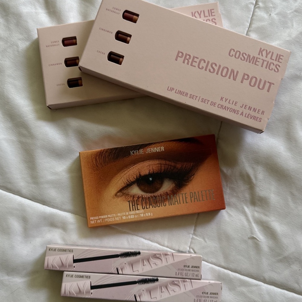 Kylie Jenner Makeup bundle!